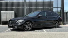 Zwart, metallic lak Gebruikt 2019 Mercedes C180 AMG Stationwagen | € 28.490 (Eerlijke prijs)