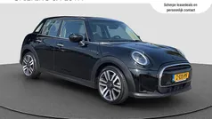 Zwart (metallic) Gebruikt 2021 Mini Cooper Hatchback | € 20.255 (Eerlijke prijs)