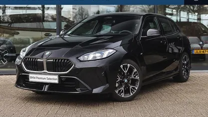 Zwart Gebruikt 2024 BMW 120 Comfort Edition Hatchback | € 34.950 (Eerlijke prijs)