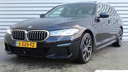 Zwart Occasion 2023 BMW 530e Executive Stationwagen | € 43.895 (Eerlijke prijs)