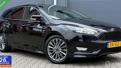 Zwart (metallic) Gebruikt 2018 Ford Focus ST-Line Stationwagen | € 13.950 (Eerlijke prijs)