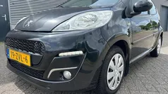 Zwart, metallic lak Gebruikt 2013 Peugeot 107 Active Hatchback | € 2.895 (Eerlijke prijs)