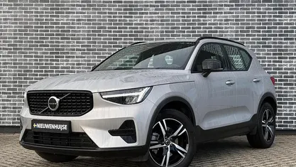 Grijs Gebruikt 2025 Volvo XC40 Plus SUV | € 43.894 (Eerlijke prijs)