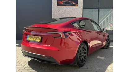 Rood Occasion 2024 Tesla Model 3 Standard Range Sedan | € 33.890 (Eerlijke prijs)
