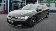 Zwart, metallic lak Nieuw 2024 VW Passat R-line Stationwagen | € 54.950 (Eerlijke prijs)