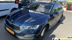 Blauw, metallic lak Gebruikt 2023 Skoda Octavia Business Line Stationwagen | € 31.845 (Eerlijke prijs)