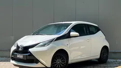 Wit Gebruikt 2017 Toyota Aygo X-play Hatchback | € 8.950 (Eerlijke prijs)