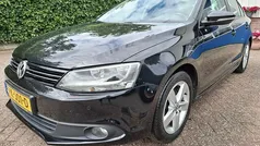 Zwart, metallic lak Gebruikt 2013 VW Jetta Highline Sedan | € 5.495 (Goede deal)