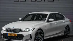 Wit (metallic) Gebruikt 2023 BMW 330e Executive Sedan | € 42.900 (Super prijs)