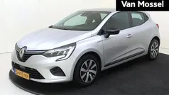 Grijs Gebruikt 2023 Renault Clio V Equilibre Hatchback | € 14.940 (Eerlijke prijs)