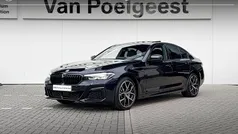 M carbonschwarz Gebruikt 2023 BMW 530e Executive Sedan | € 45.900 (Eerlijke prijs)