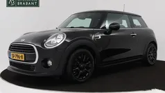 Zwart, metallic lak Gebruikt 2018 Mini Cooper Business Hatchback | € 13.945 (Eerlijke prijs)