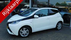Wit Gebruikt 2016 Toyota Aygo X-wave Hatchback | € 7.450 (Eerlijke prijs)