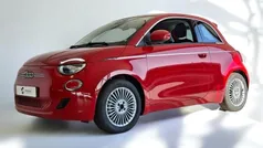 Rood Nieuw 2025 Fiat 500e Hatchback | € 32.090 (Eerlijke prijs)