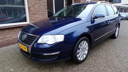 Blauw (metallic) Gebruikt 2005 VW Passat Comfortline Stationwagen | € 1.999 (Eerlijke prijs)