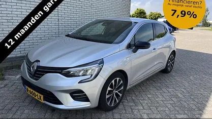 Grijs Gebruikt 2022 Renault Clio V Techno Hatchback | € 20.900 (Eerlijke prijs)