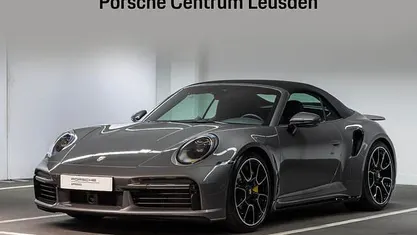 Grijs (metallic) Gebruikt 2024 Porsche 911 Turbo S Cabriolet | € 324.900 (Eerlijke prijs)