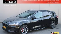 Zwart, metallic lak Gebruikt 2023 Ford Focus ST-Line Stationwagen | € 25.950 (Eerlijke prijs)