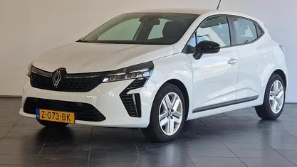 Wit Gebruikt 2024 Renault Clio V Evolution Hatchback | € 17.195 (Eerlijke prijs)