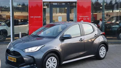 Grijs Occasion 2023 Toyota Yaris Hybrid Business Edition Hatchback | € 21.400 (Goede deal)