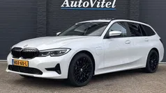 Wit Gebruikt 2021 BMW 330e Stationwagen | € 31.945 (Eerlijke prijs)