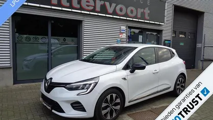 Wit Occasion 2024 Renault Clio V Intens Hatchback | € 14.450 (Super prijs)