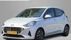 Sleek silver (licht grijs) Gebruikt 2021 Hyundai i10 Comfort Hatchback | € 12.490 (Eerlijke prijs)