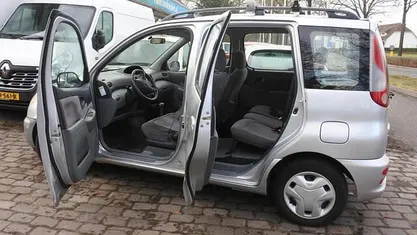 Grijs Occasion 2000 Toyota Yaris Sol Stationwagen | € 1.995 (Goede deal)