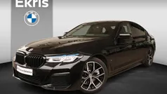 Zwart, metallic lak Gebruikt 2021 BMW 520 M Sport Sedan | € 40.950 (Eerlijke prijs)