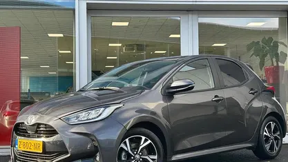 Ash grey metallic (grijs metallic) Occasion 2024 Toyota Yaris Hybrid Edition Hatchback | € 24.900 (Eerlijke prijs)