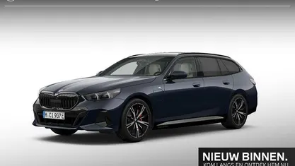M carbonschwarz metallic (zwart metallic) Occasion 2025 BMW 550e M Sport Stationwagen | € 82.900 (Eerlijke prijs)