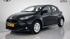 Zwart Gebruikt 2024 Toyota Yaris Hybrid Active Hatchback | € 23.445 (Eerlijke prijs)