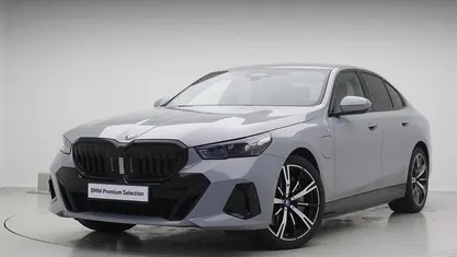 Grijs Gebruikt 2025 BMW 550e M Sport Sedan | € 78.895 (Super prijs)