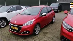 Rood Gebruikt 2019 Peugeot 208 Signature Sky Hatchback | € 10.950 (Goede deal)