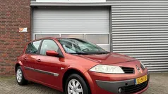 Rood Gebruikt 2006 Renault Mégane II Expression Hatchback | € 1.344 (Eerlijke prijs)