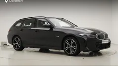 Zwart Gebruikt 2023 BMW 330e M Sport Stationwagen | € 42.895 (Eerlijke prijs)