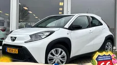 Pure white Gebruikt 2024 Toyota Aygo Play Hatchback | € 17.750 (Eerlijke prijs)