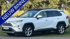 Wit, metallic lak Gebruikt 2020 Toyota RAV4 Lounge SUV | € 34.950 (Eerlijke prijs)