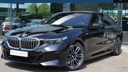 Zwart Gebruikt 2024 BMW 530e M Sport Sedan | € 57.950 (Goede deal)
