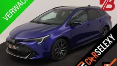 Blauw, metallic lak Gebruikt 2023 Toyota Corolla Sport Stationwagen | € 31.950 (Eerlijke prijs)