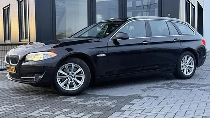 Zwart (metallic) Gebruikt 2013 BMW 520 Executive Stationwagen | € 13.950 (Eerlijke prijs)