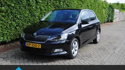 Zwart Gebruikt 2017 Skoda Fabia Joy Hatchback | € 9.950 (Eerlijke prijs)