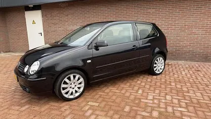Zwart (metallic) Gebruikt 2003 VW Polo Hatchback | € 1.749 (Eerlijke prijs)