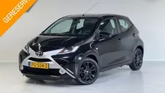 Zwart, metallic lak Gebruikt 2017 Toyota Aygo X-play Hatchback | € 9.449 (Eerlijke prijs)