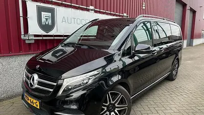Zwart (metallic) Gebruikt 2018 Mercedes V250 AMG line MPV | € 33.995 (Eerlijke prijs)
