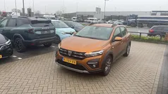 Oranje Gebruikt 2022 Dacia Sandero Essentiel Hatchback | € 15.445 (Eerlijke prijs)