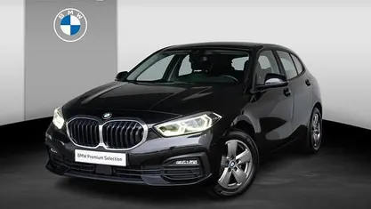 Zwart (metallic) Gebruikt 2022 BMW 118 Executive Hatchback | € 22.995 (Goede deal)