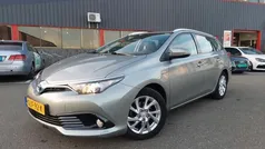 Grijs, metallic lak Gebruikt 2015 Toyota Auris Touring Sports Executive Stationwagen | € 11.999 (Eerlijke prijs)