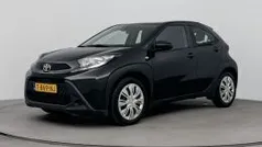 Zwart metallic Gebruikt 2023 Toyota Aygo Play Hatchback | € 14.880 (Eerlijke prijs)