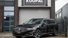 Zwart Gebruikt 2020 VW Passat Highline Stationwagen | € 17.940 (Goede deal)